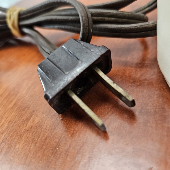 Vintage Hand Painted Bisque Colonial Figural Table Lamp Cream Pink Blue WORKING - Picture 13 of 13